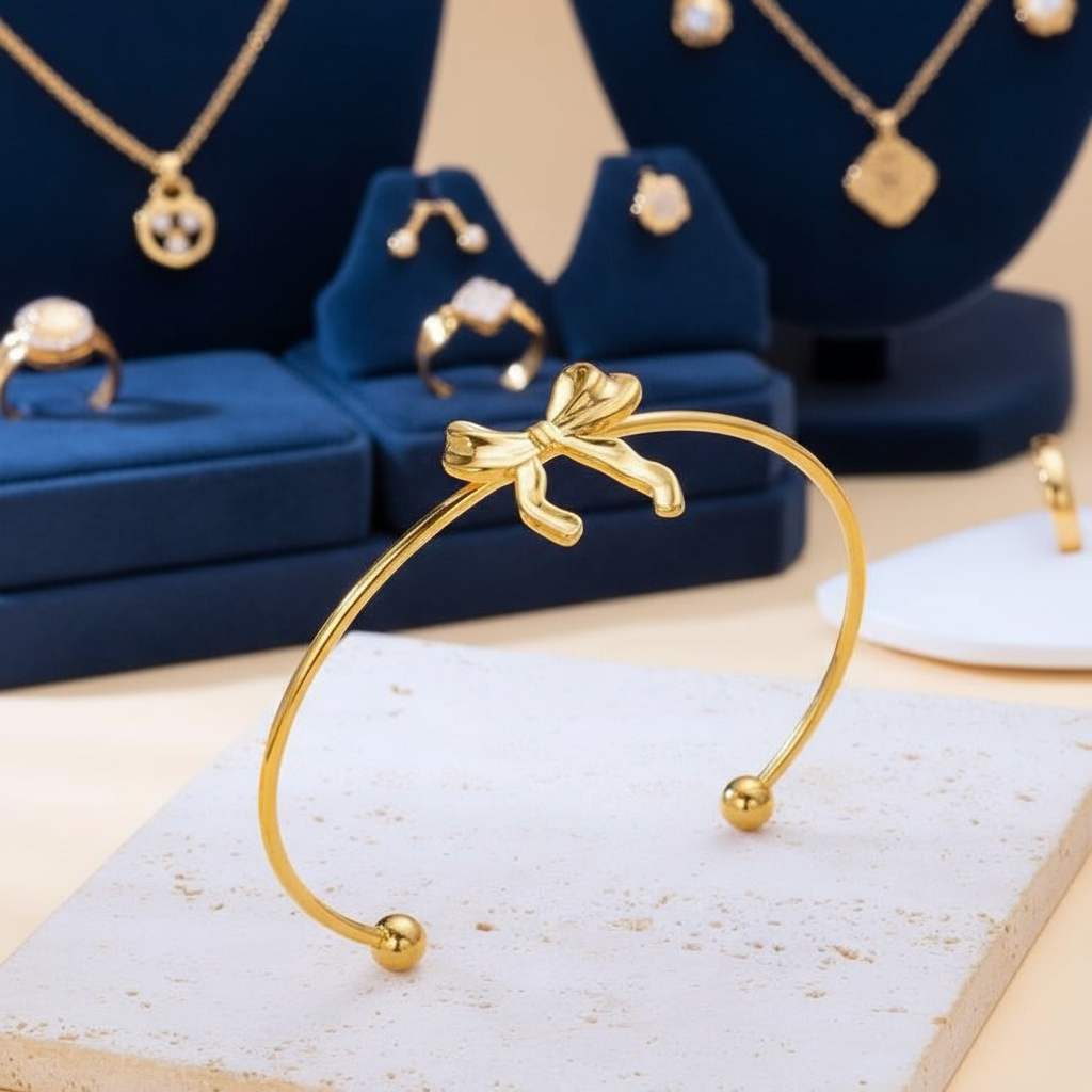 Elegant gold-plated stainless steel bangle